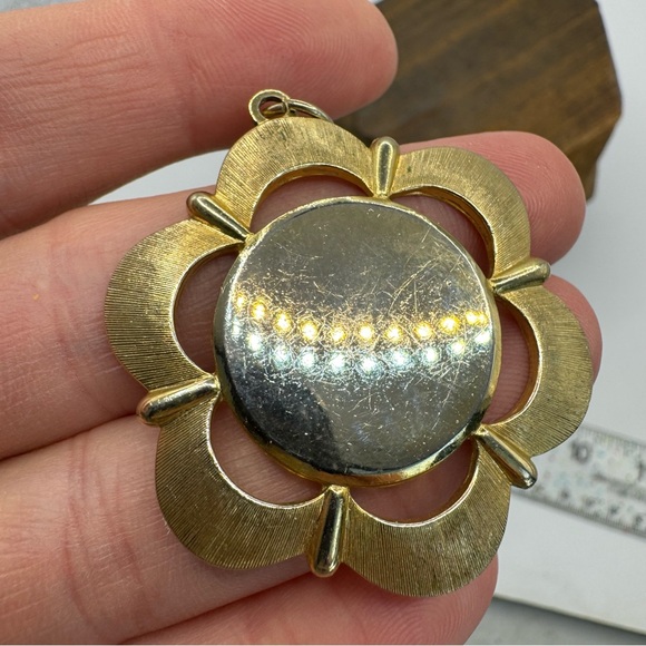 Pegasus Coro vintage gold tone open flower power pendant on vintage chain - Picture 2 of 10